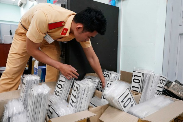 Phí đăng ký xe mới: TP.HCM và Hà Nội 20 triệu, khu vực khác chỉ 200 nghìn đồng Phí đăng ký xe mới: TP.HCM và Hà Nội 20 triệu, khu vực khác chỉ 200 nghìn đồng