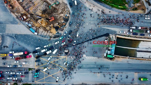 Phóng sự ảnh: Cùng CSGT ‘gỡ rối’ giao thông tại các điểm nóng vào giờ cao điểm