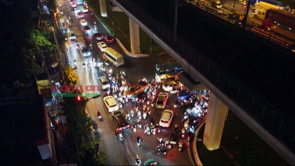 Phóng sự ảnh: Cùng CSGT ‘gỡ rối’ giao thông tại các điểm nóng vào giờ cao điểm