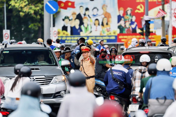 Phóng sự ảnh: Cùng CSGT ‘gỡ rối’ giao thông tại các điểm nóng vào giờ cao điểm