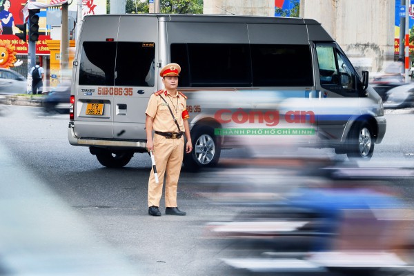 Phóng sự ảnh: Cùng CSGT ‘gỡ rối’ giao thông tại các điểm nóng vào giờ cao điểm