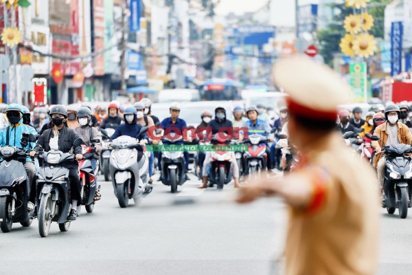 Phóng sự ảnh: Cùng CSGT ‘gỡ rối’ giao thông tại các điểm nóng vào giờ cao điểm