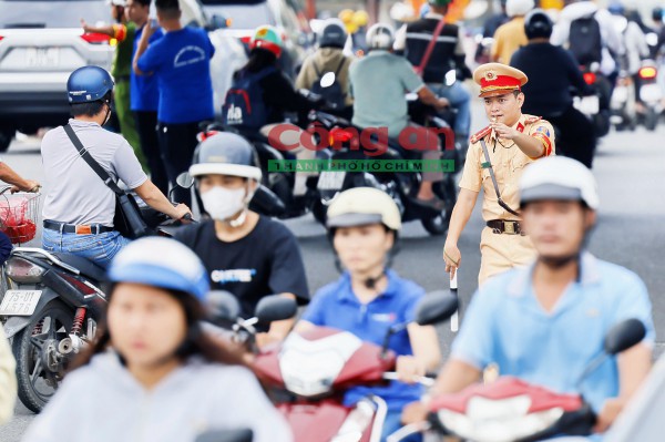 Phóng sự ảnh: Cùng CSGT ‘gỡ rối’ giao thông tại các điểm nóng vào giờ cao điểm