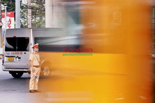 Phóng sự ảnh: Cùng CSGT ‘gỡ rối’ giao thông tại các điểm nóng vào giờ cao điểm