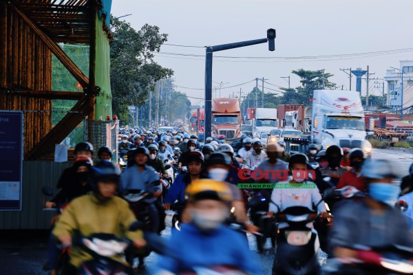 Phóng sự ảnh: Cùng CSGT ‘gỡ rối’ giao thông tại các điểm nóng vào giờ cao điểm