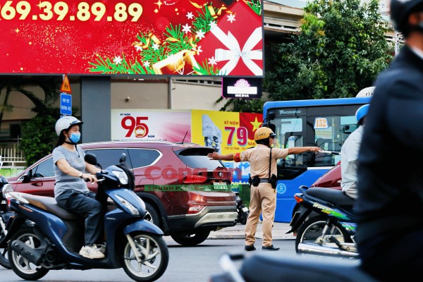 Phóng sự ảnh: Cùng CSGT ‘gỡ rối’ giao thông tại các điểm nóng vào giờ cao điểm