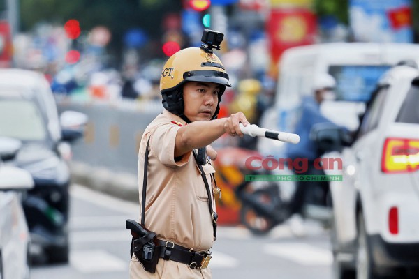 Phóng sự ảnh: Cùng CSGT ‘gỡ rối’ giao thông tại các điểm nóng vào giờ cao điểm