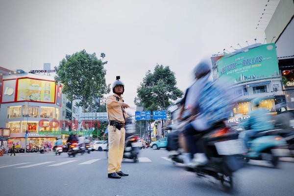 Phóng sự ảnh: Cùng CSGT ‘gỡ rối’ giao thông tại các điểm nóng vào giờ cao điểm