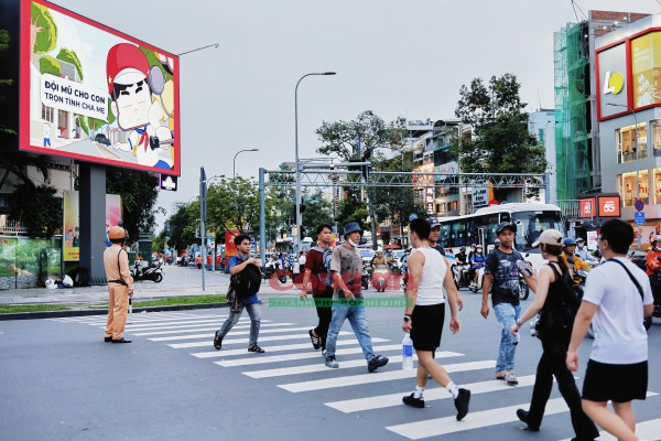 Phóng sự ảnh: Cùng CSGT ‘gỡ rối’ giao thông tại các điểm nóng vào giờ cao điểm