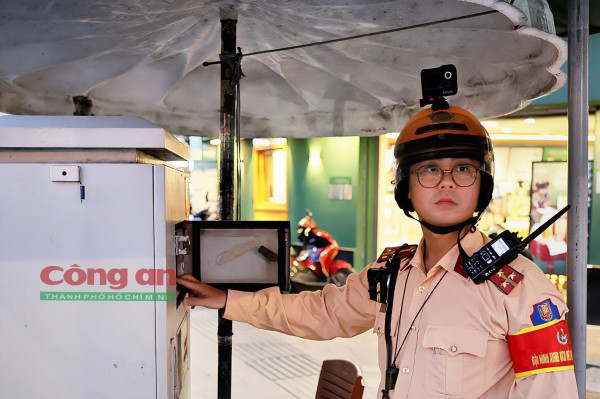 Phóng sự ảnh: Cùng CSGT ‘gỡ rối’ giao thông tại các điểm nóng vào giờ cao điểm