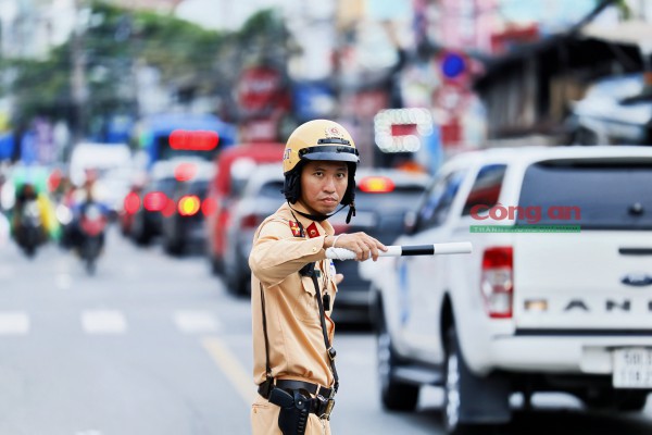 Phóng sự ảnh: Cùng CSGT ‘gỡ rối’ giao thông tại các điểm nóng vào giờ cao điểm