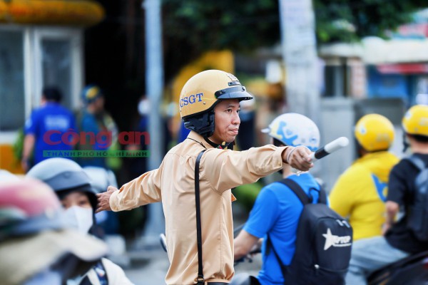 Phóng sự ảnh: Cùng CSGT ‘gỡ rối’ giao thông tại các điểm nóng vào giờ cao điểm