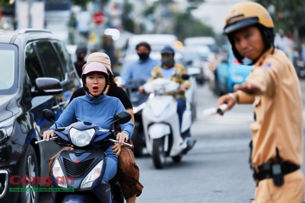 Phóng sự ảnh: Cùng CSGT ‘gỡ rối’ giao thông tại các điểm nóng vào giờ cao điểm