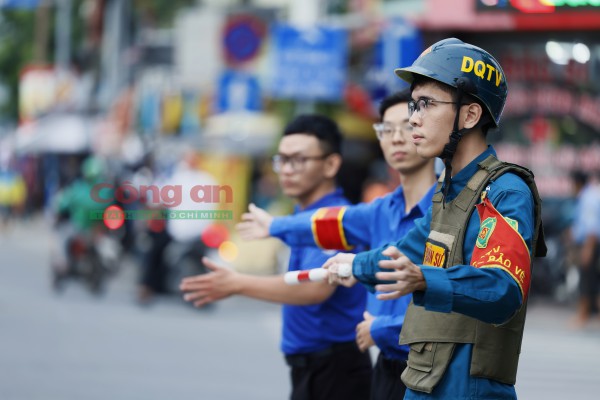 Phóng sự ảnh: Cùng CSGT ‘gỡ rối’ giao thông tại các điểm nóng vào giờ cao điểm