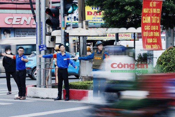 Phóng sự ảnh: Cùng CSGT ‘gỡ rối’ giao thông tại các điểm nóng vào giờ cao điểm