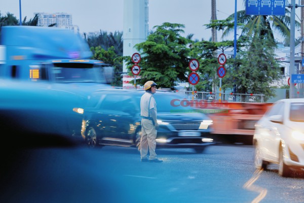 Phóng sự ảnh: Cùng CSGT ‘gỡ rối’ giao thông tại các điểm nóng vào giờ cao điểm