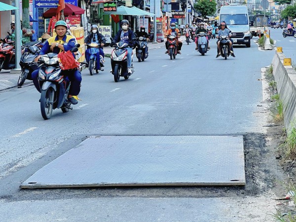 Phóng sự ảnh: Vô số "bẫy ngầm" giăng đầy trên đường Huỳnh Tấn Phát