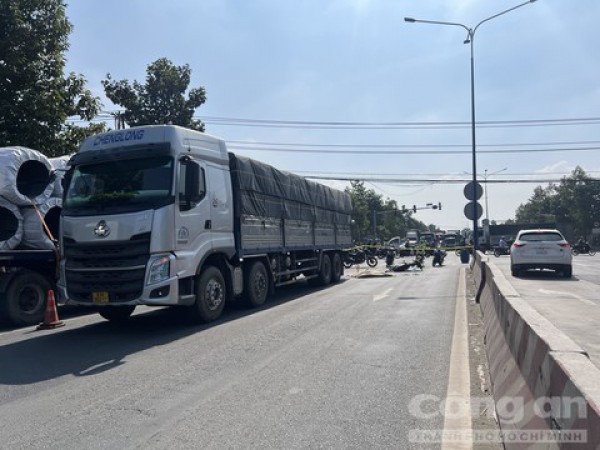 Qua nhà con gái chơi, cụ ông bị xe tải ôm cua cán tử vong