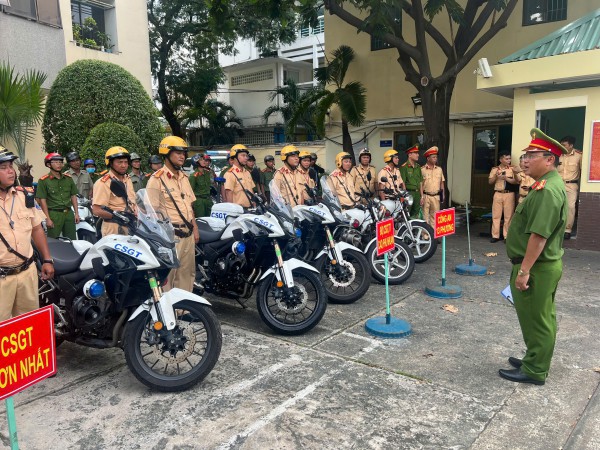 Quận Phú Nhuận: Ra quân đảm bảo ANTT lễ 2/9 và tháng đưa học sinh đến trường