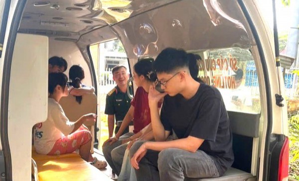 Quân đội cứu hộ vụ lật xe chở sinh viên ở Lâm Đồng