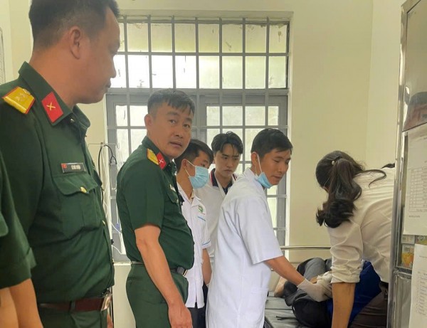 Quân đội cứu hộ vụ lật xe chở sinh viên ở Lâm Đồng