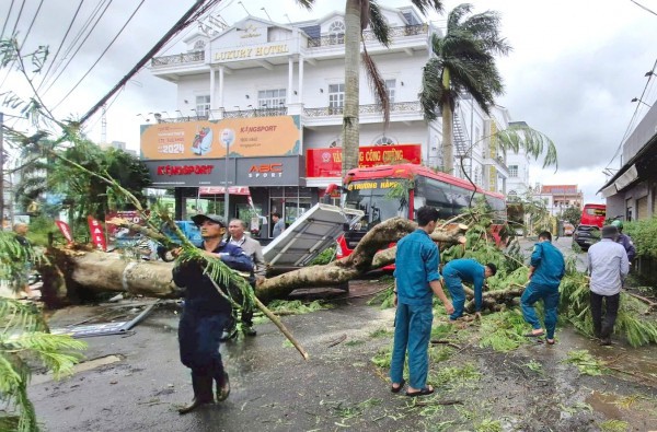 Quân đội cứu hộ vụ lật xe chở sinh viên ở Lâm Đồng