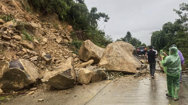 Quảng Ngãi: Hơn 120 tuyến đường bị sạt lở ở vị trí nào? Quảng Ngãi: Hơn 120 tuyến đường bị sạt lở ở vị trí nào?