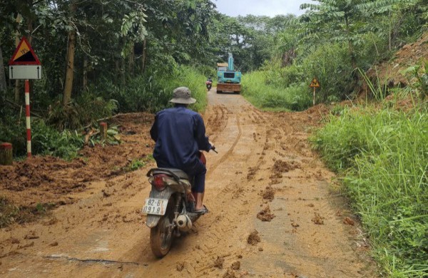 Quảng Ngãi: Khắc phục sạt lở trên tỉnh lộ 674