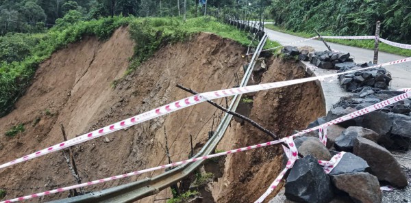 Quảng Ngãi: Mưa lớn gây sạt lở nghiêm trọng trên tỉnh lộ 673