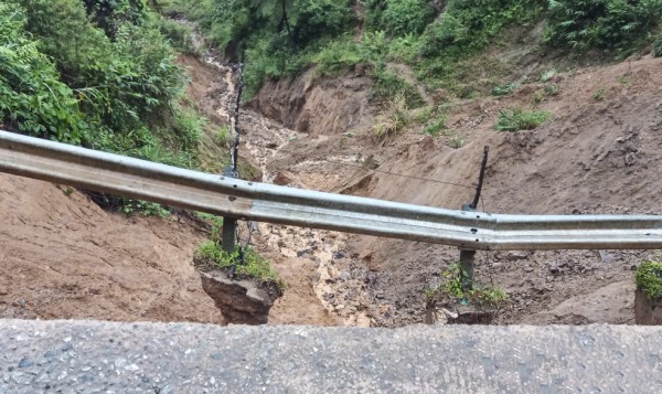 Quảng Ngãi: Mưa lớn gây sạt lở nghiêm trọng trên tỉnh lộ 673