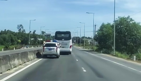 Quảng Ngãi: Phạt tài xế xe khách cản trở đoàn xe ưu tiên