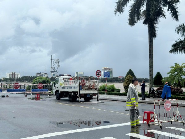 Quảng Ngãi: Tạm dừng lưu thông qua cầu Trà Khúc 1 do nước lũ dâng cao Quảng Ngãi: Tạm dừng lưu thông qua cầu Trà Khúc 1 do nước lũ dâng cao