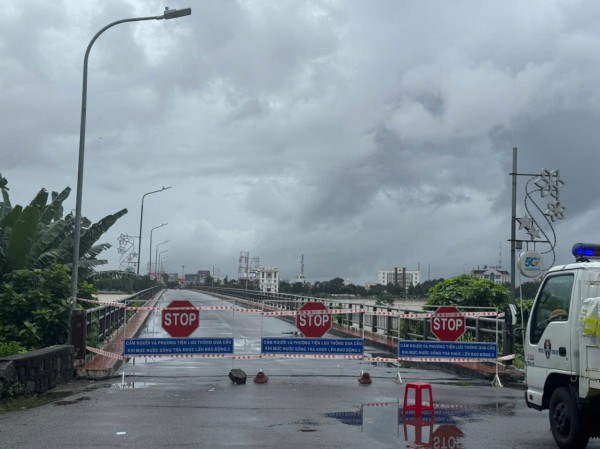 Quảng Ngãi: Tạm dừng lưu thông qua cầu Trà Khúc 1 do nước lũ dâng cao Quảng Ngãi: Tạm dừng lưu thông qua cầu Trà Khúc 1 do nước lũ dâng cao