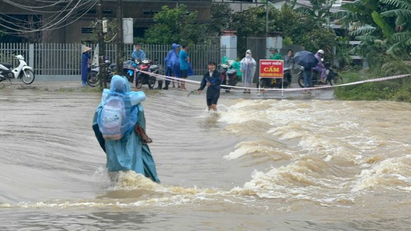 Quảng Ngãi: Tạm dừng lưu thông qua cầu Trà Khúc 1 do nước lũ dâng cao Quảng Ngãi: Tạm dừng lưu thông qua cầu Trà Khúc 1 do nước lũ dâng cao