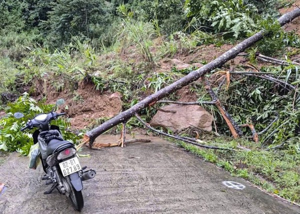 Quảng Ngãi: Tỉnh lộ 674 sạt lở nghiêm trọng, giao thông bị chia cắt