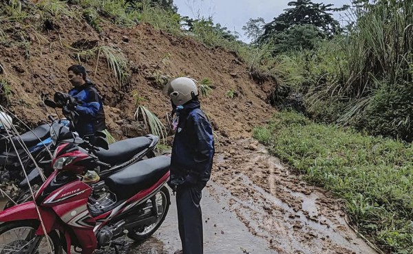 Quảng Ngãi: Tỉnh lộ 674 sạt lở nghiêm trọng, giao thông bị chia cắt