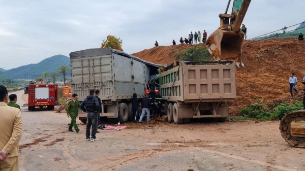 Quảng Ninh: Đầu xe tải chở đất ở huyện Vân Đồn bị bẹp dúm sau vụ tai nạn giao thông