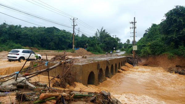Quảng Trị: Giao thông chia cắt do cầu tạm của dự án điện gió cản trở dòng chảy Quảng Trị: Giao thông chia cắt do cầu tạm của dự án điện gió cản trở dòng chảy
