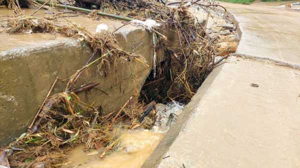 Quảng Trị: Giao thông chia cắt do cầu tạm của dự án điện gió cản trở dòng chảy Quảng Trị: Giao thông chia cắt do cầu tạm của dự án điện gió cản trở dòng chảy