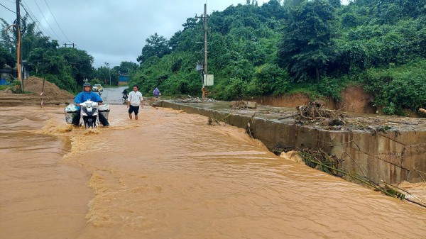 Quảng Trị: Giao thông chia cắt do cầu tạm của dự án điện gió cản trở dòng chảy Quảng Trị: Giao thông chia cắt do cầu tạm của dự án điện gió cản trở dòng chảy