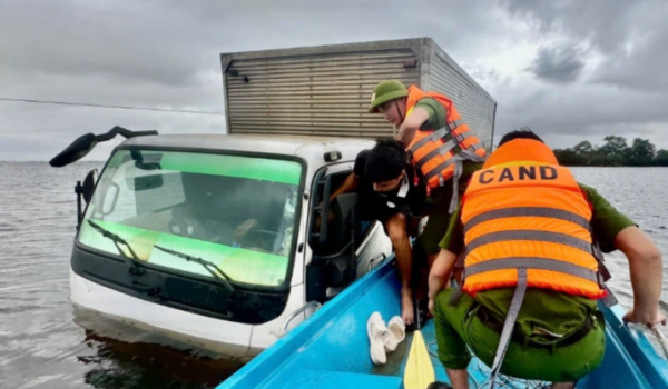 Quảng Trị: Q49C ngập sâu, 2 người mắc kẹt trên xe tải chết máy Quảng Trị: Q49C ngập sâu, 2 người mắc kẹt trên xe tải chết máy