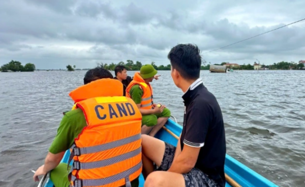 Quảng Trị: Q49C ngập sâu, 2 người mắc kẹt trên xe tải chết máy Quảng Trị: Q49C ngập sâu, 2 người mắc kẹt trên xe tải chết máy