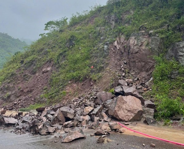 Quảng Trị: Q49C ngập sâu, 2 người mắc kẹt trên xe tải chết máy Quảng Trị: Q49C ngập sâu, 2 người mắc kẹt trên xe tải chết máy