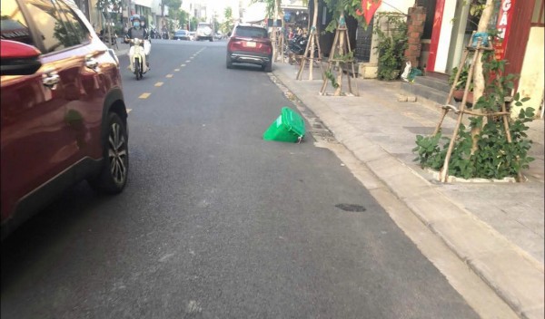 Quảng Trị: Xuất hiện lỗ thủng trên mặt đường mới thi công, chưa bàn giao