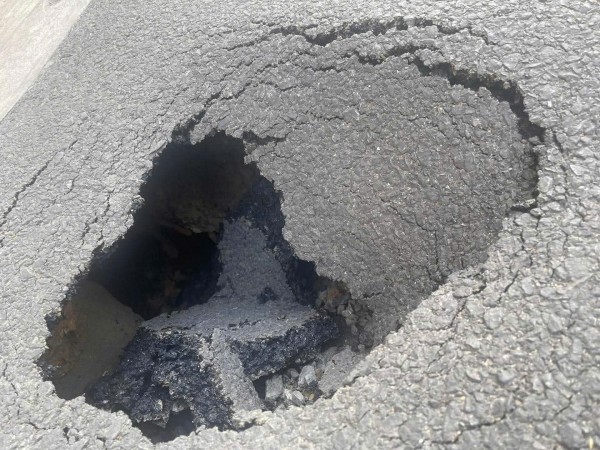 Quảng Trị: Xuất hiện lỗ thủng trên mặt đường mới thi công, chưa bàn giao