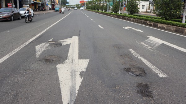Quốc lộ 14 ở Đồng Nai vá mãi vẫn hư, như 