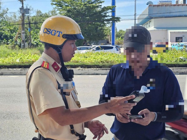 Ra quân kiểm tra nồng độ cồn, ma túy đối với tài xế xe khách trên quốc lộ 51