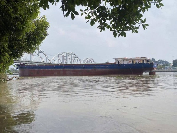 Sà lan va chạm cầu Ghềnh, lực lượng chức năng xuyên trưa kiểm tra thiệt hại