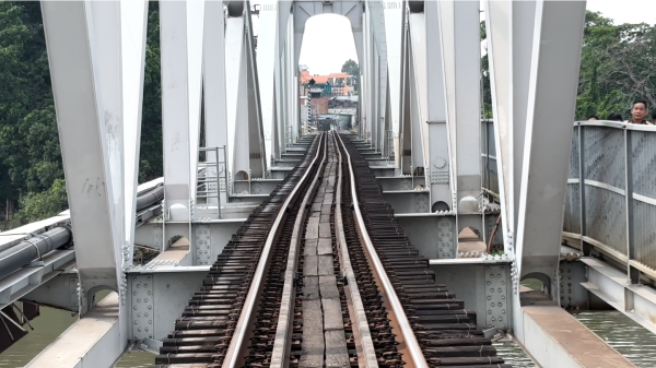 Sà lan va chạm cầu Ghềnh, lực lượng chức năng xuyên trưa kiểm tra thiệt hại