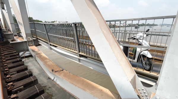 Sà lan va chạm cầu Ghềnh, lực lượng chức năng xuyên trưa kiểm tra thiệt hại